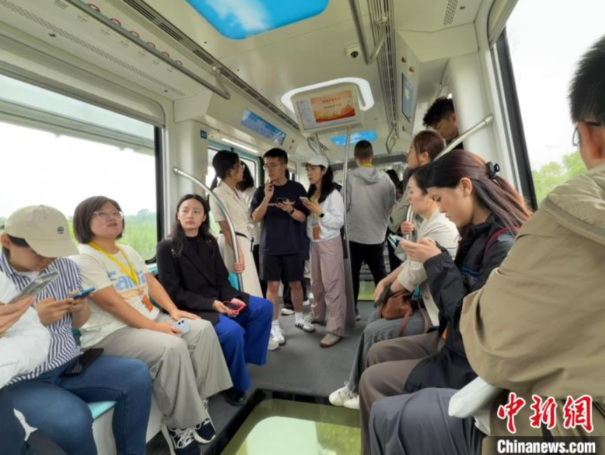 5月23日，中外媒体在武汉东湖高新区体验“光谷光子号”空轨。中新社记者 武一力 摄