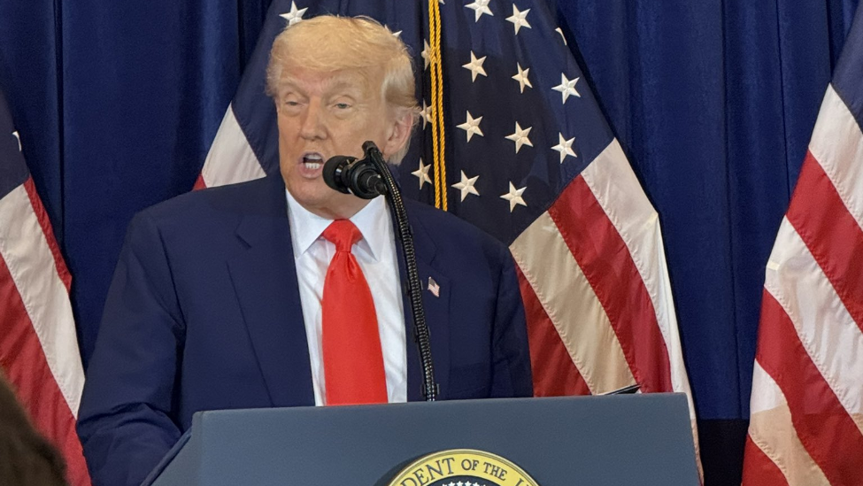 “特朗普币”答谢晚宴上一声巨响，特朗普给“榜一大哥”表演耳朵被击中