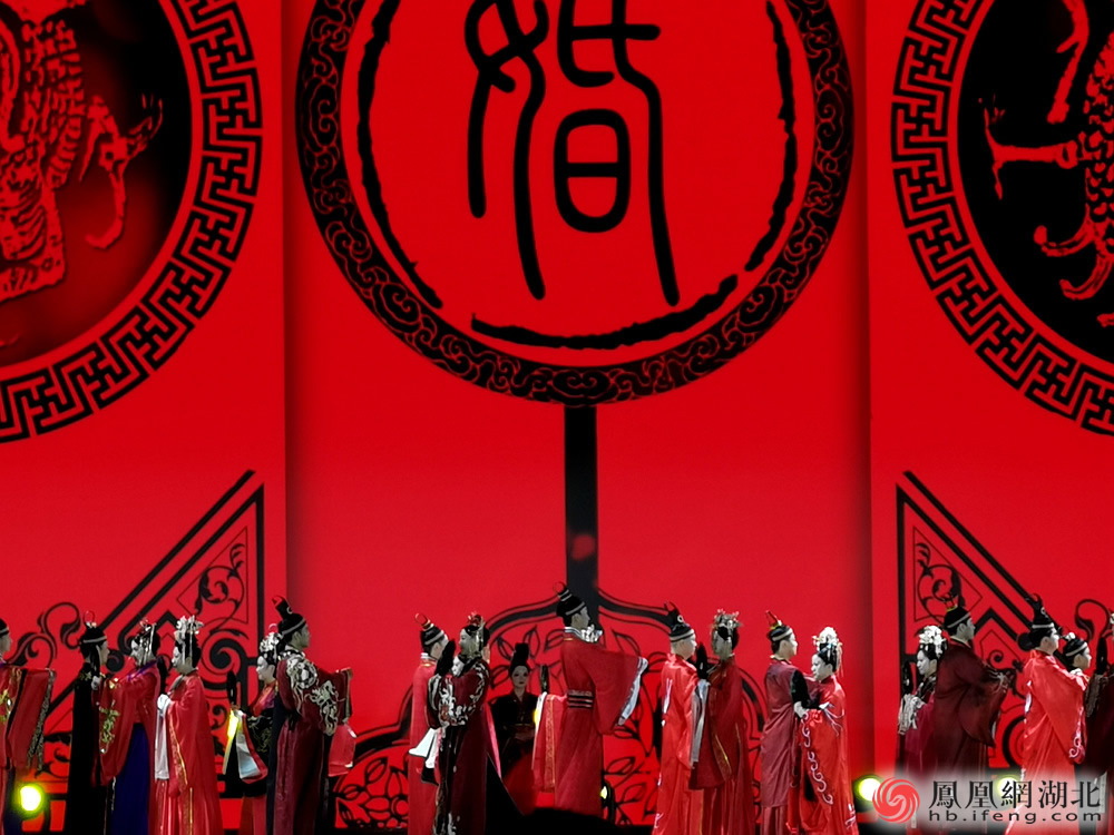 孝爱之地传承“楚韵国风” 50对新人在孝感举办中式集体婚礼