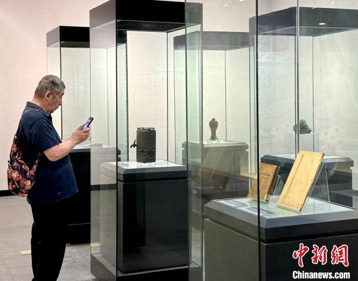 图为南昌八一起义馆5月18日开展的临展《南昌八一起义纪念馆藏品征集成果展》吸引游客参观。 卢梦梦 摄