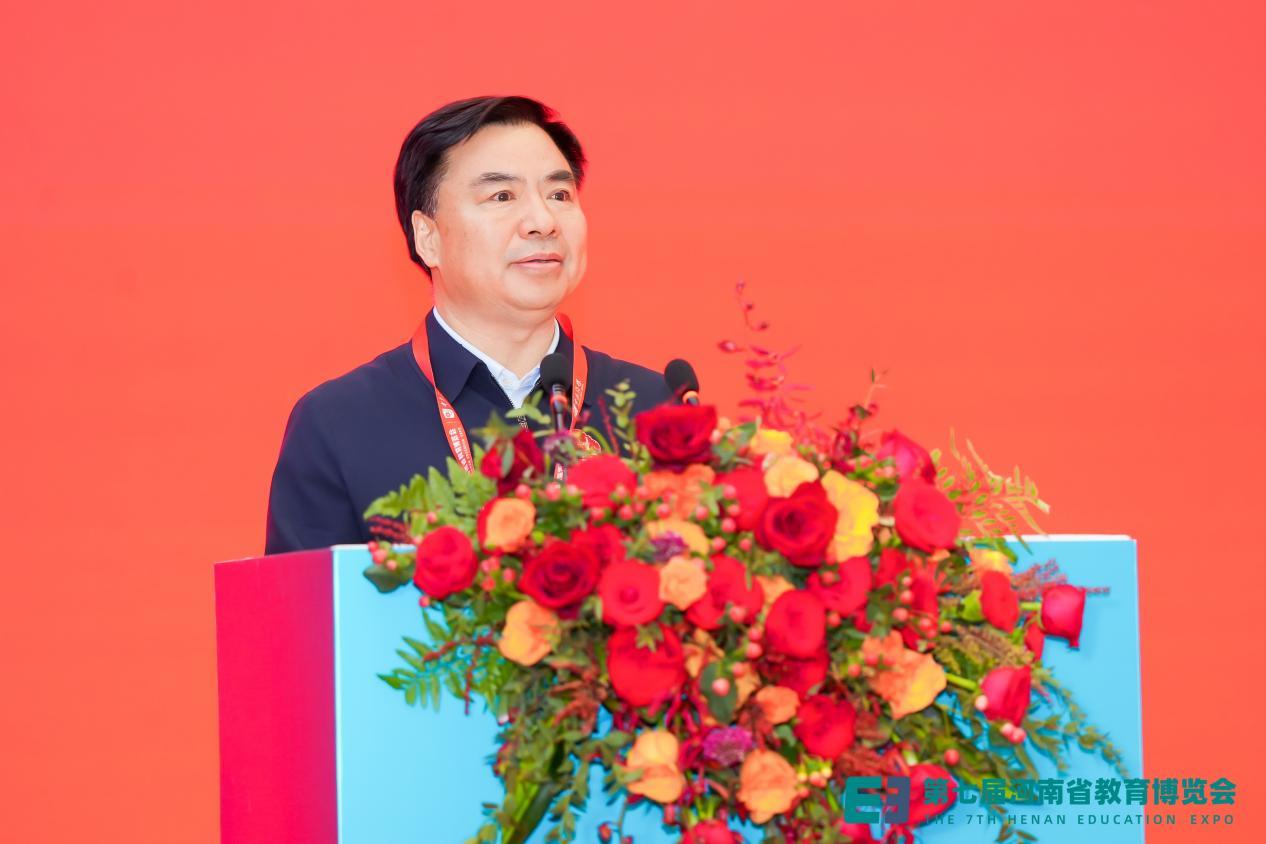 河南省教育厅党组成员、副厅长吕冰致辞
