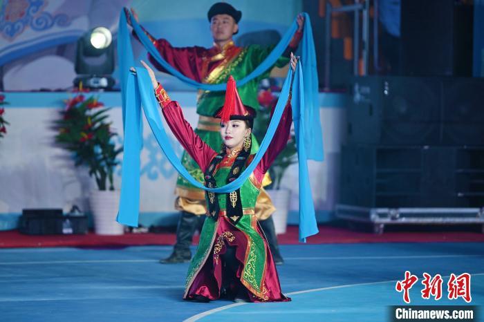 图为演员现场展示蒙古族舞蹈　中新社记者　李亚龙　摄
