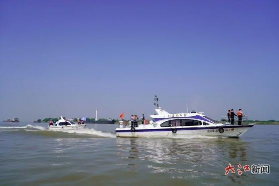 彭泽县公安局水上分局联合多部门在赣皖交界水域开展禁捕联合执法巡查（刘加微 摄）