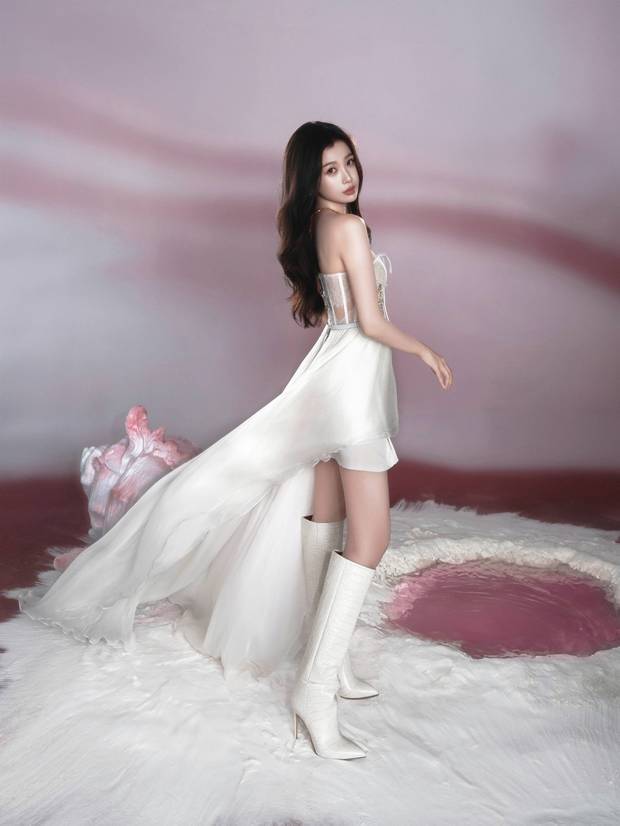 虞书欣的身材纤瘦有型,一双修长美腿比例优越。