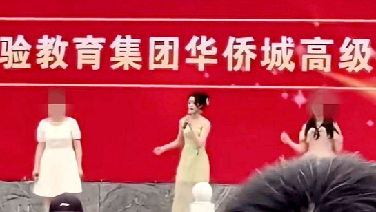 黄杨钿甜毕业典礼献唱视频曝光被指跑调，网友质疑艺考成绩有水分，高中母校回应