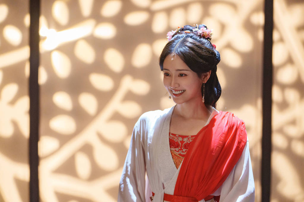 穿越女主和原著女主同时在《姜颂》中存在，由郑湫泓一人分饰两角。