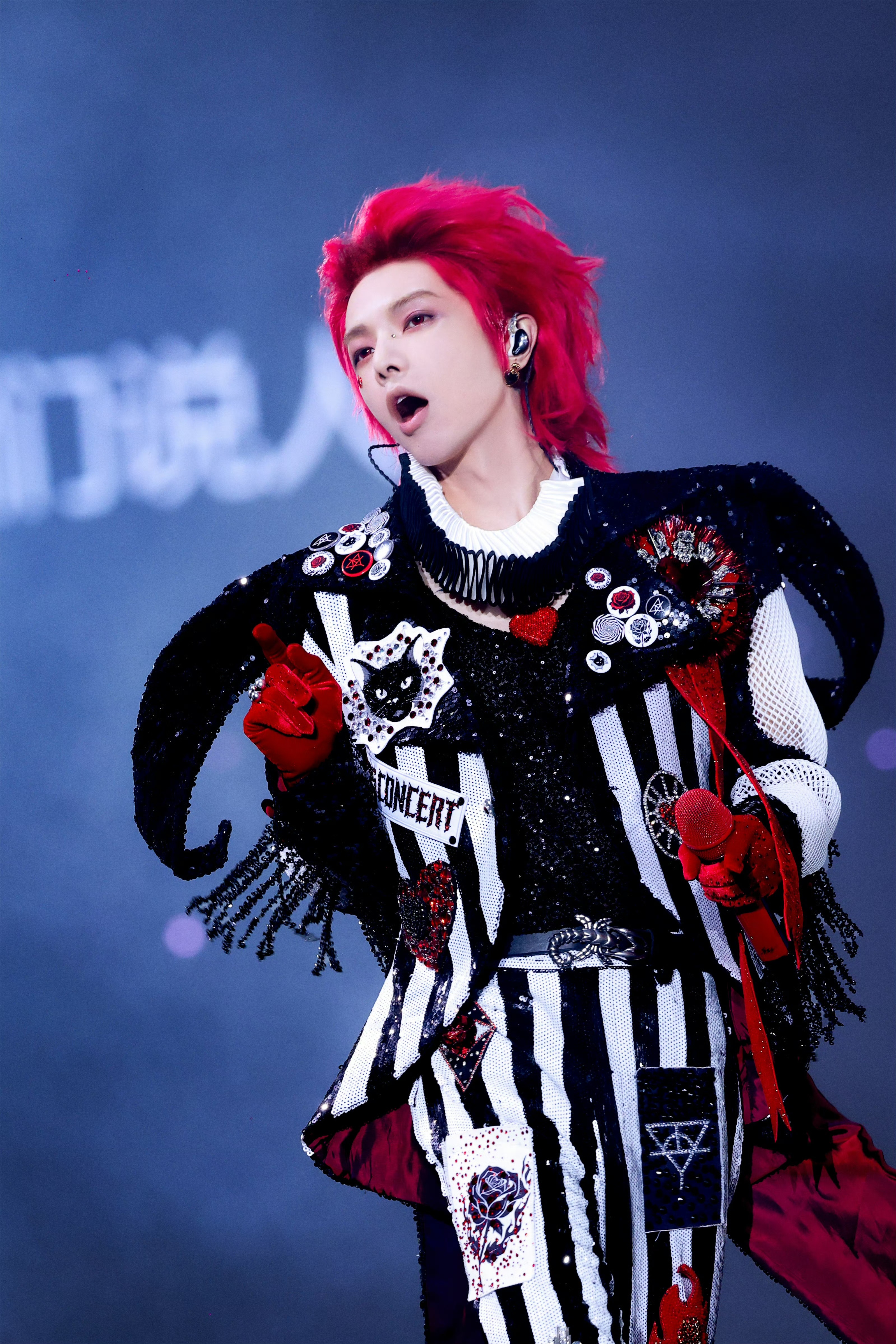 华晨宇火星演唱会青岛站热力开唱 上演极致浪漫的视听盛宴