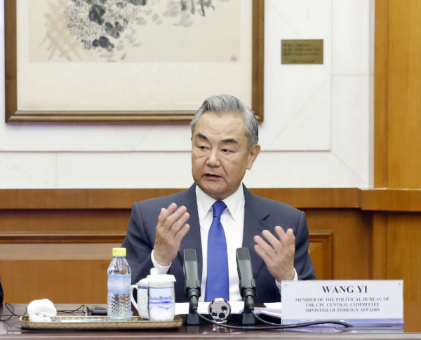 王毅谈中阿巴三方外长会晤成果