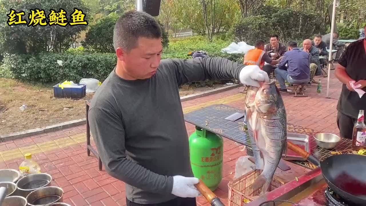 马路边的红烧大鲢鱼，48一条，老板16岁学徒，看看手艺怎么样？