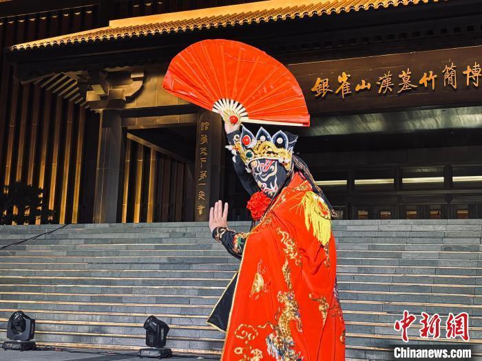 银雀山汉墓竹简博物馆在“国际博物馆日”开展文艺惠民演出。银雀山汉墓竹简博物馆供图