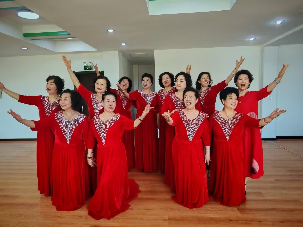 青岛乡里乡亲 | 文艺之花绽放乡野：李永菊与阳光姐妹艺术团的乡风文明实践