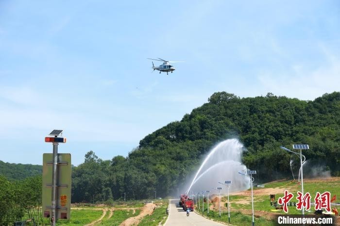 5月22日，海南省举办森林火灾联合扑救应急演练。图为地面和空中扑救力量协同救援。海南省应急管理厅 供图