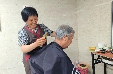 暖“心”闻：5元理发坚持8年 一把剪刀映衬初心