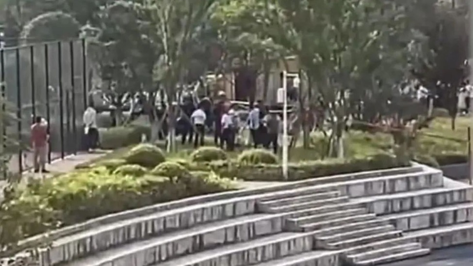 大学生掉进化粪池遇难，知情人：事发地在操场附近，井口木板已腐化