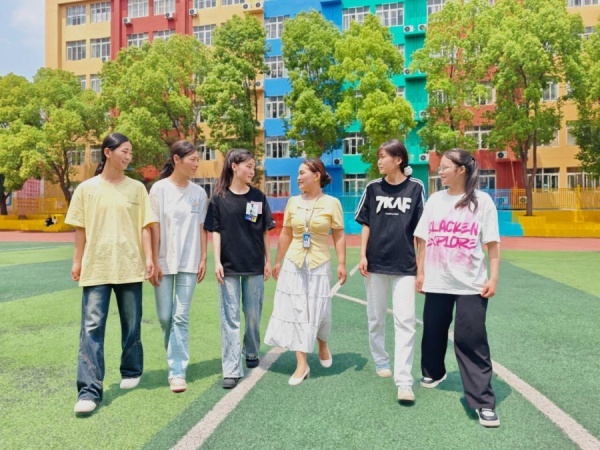 图为该校班主任与学生在一起