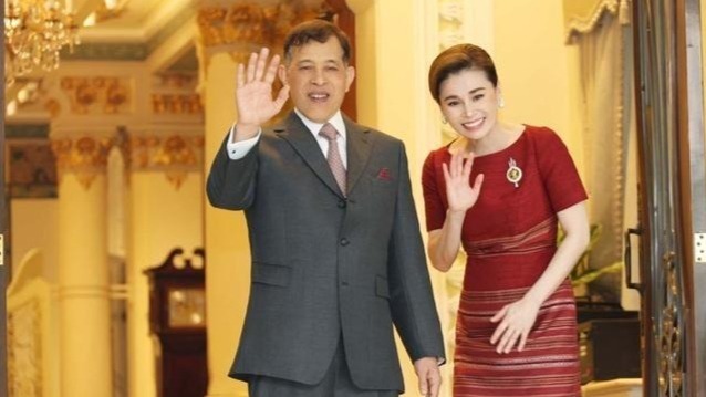 46岁苏提达陪泰王待客，“无人打扰”很明媚，比美女总理身姿挺拔