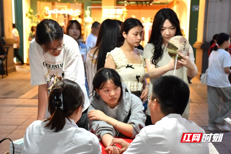 市民在武陵区社区卫生服务中心国医馆“摊位”把脉。