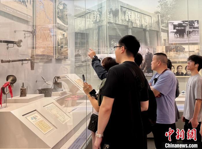 图为游客在南昌八一起义纪念馆展厅中参观。 卢梦梦 摄