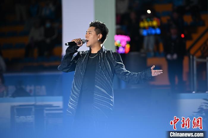 图为中国内地流行音乐组合阿吉太组合演唱蒙古族歌曲　中新社记者　李亚龙　摄