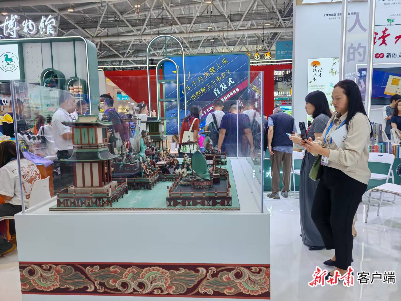 游客驻足欣赏《观无量寿经变》面塑作品