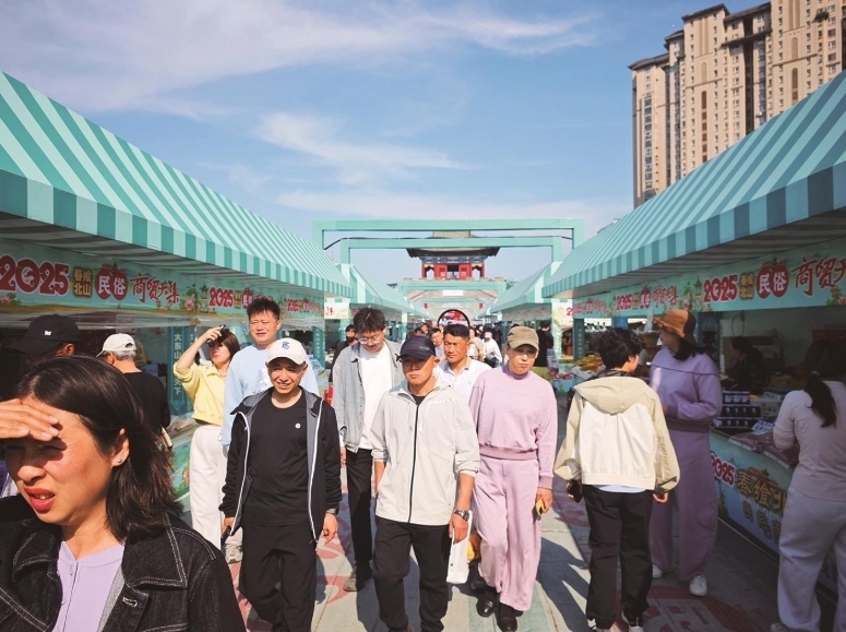 马拉松博览会在吉林市人民广场举行。丁美佳 摄