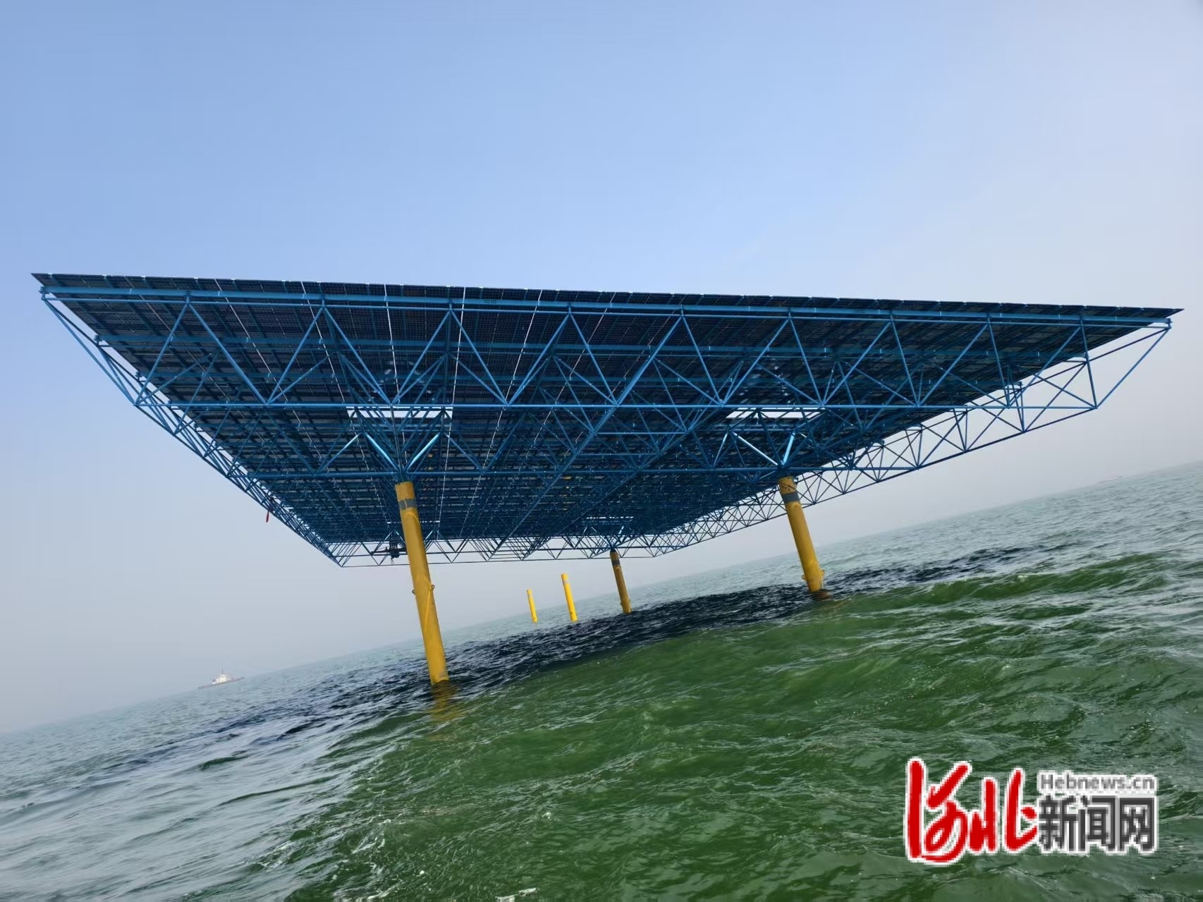 5月18日，秦皇岛市1800兆瓦海上光伏示范试点项目首块网架平台成功吊装。图片由华电秦皇岛新能源有限公司提供