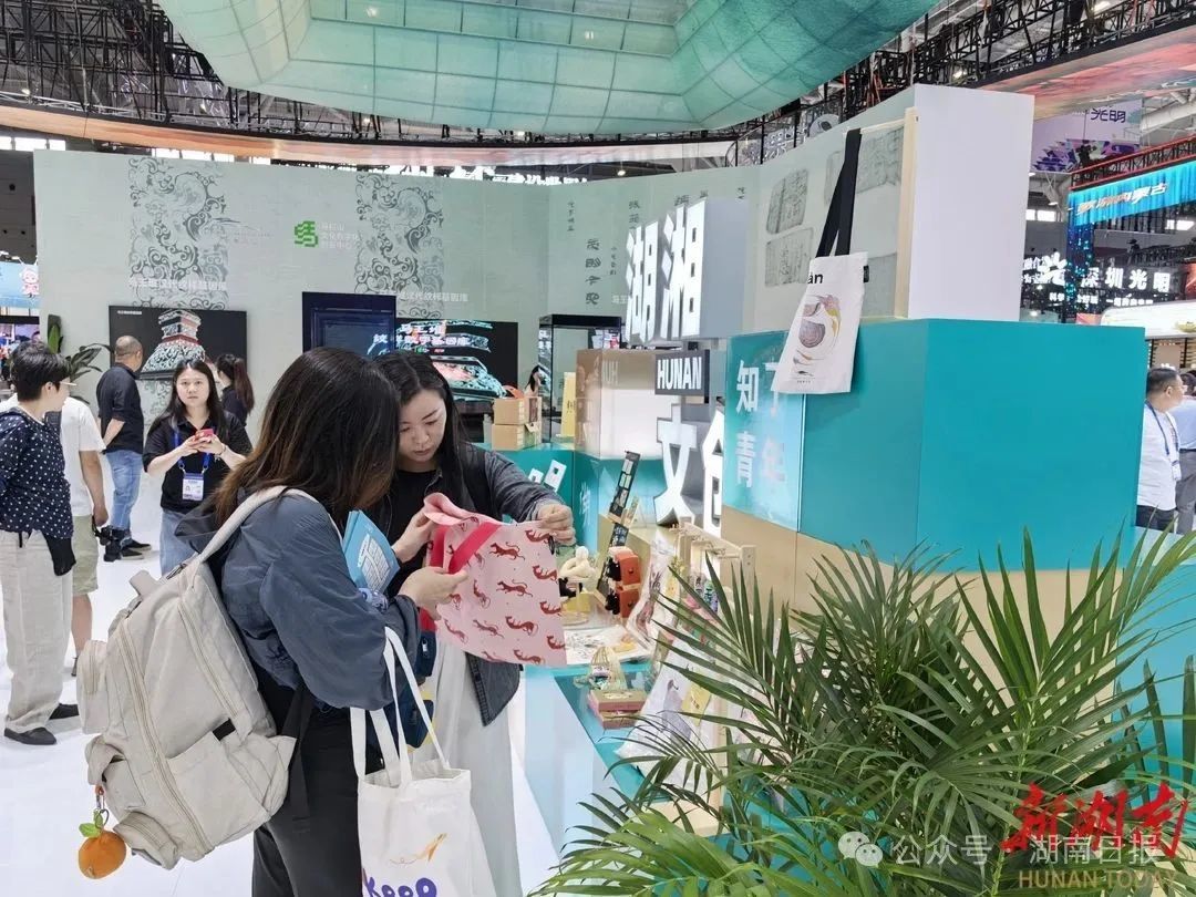 以马王堆汉墓出文物为主要设计元素的湖湘文创受到欢迎。