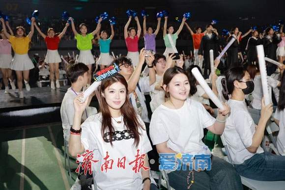 2025届济南市大学生毕业典礼举行 刘强发出青春邀约：扎根济南 共创未来