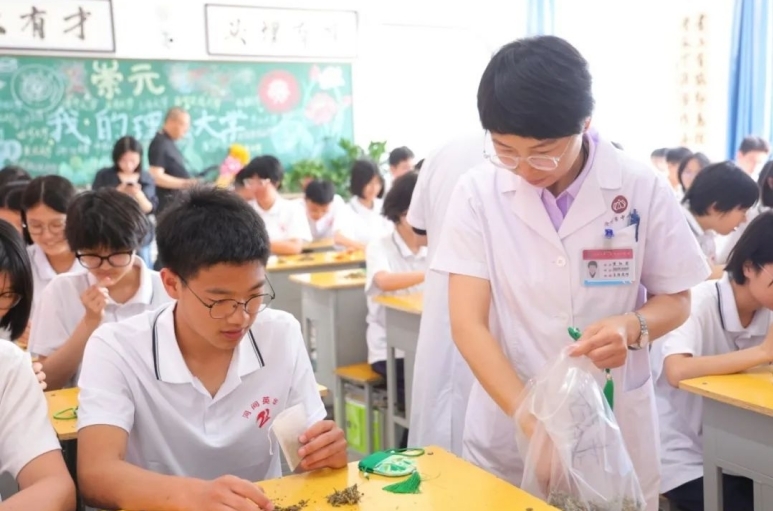 河间英华学校：教室变成“迷你杏林馆”