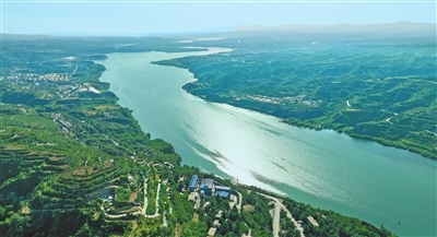初夏时节,黄河三门峡库区两岸绿意盎然,黄河水澄澈如碧,勾勒出一幅美丽的生态画卷。 孙猛 摄