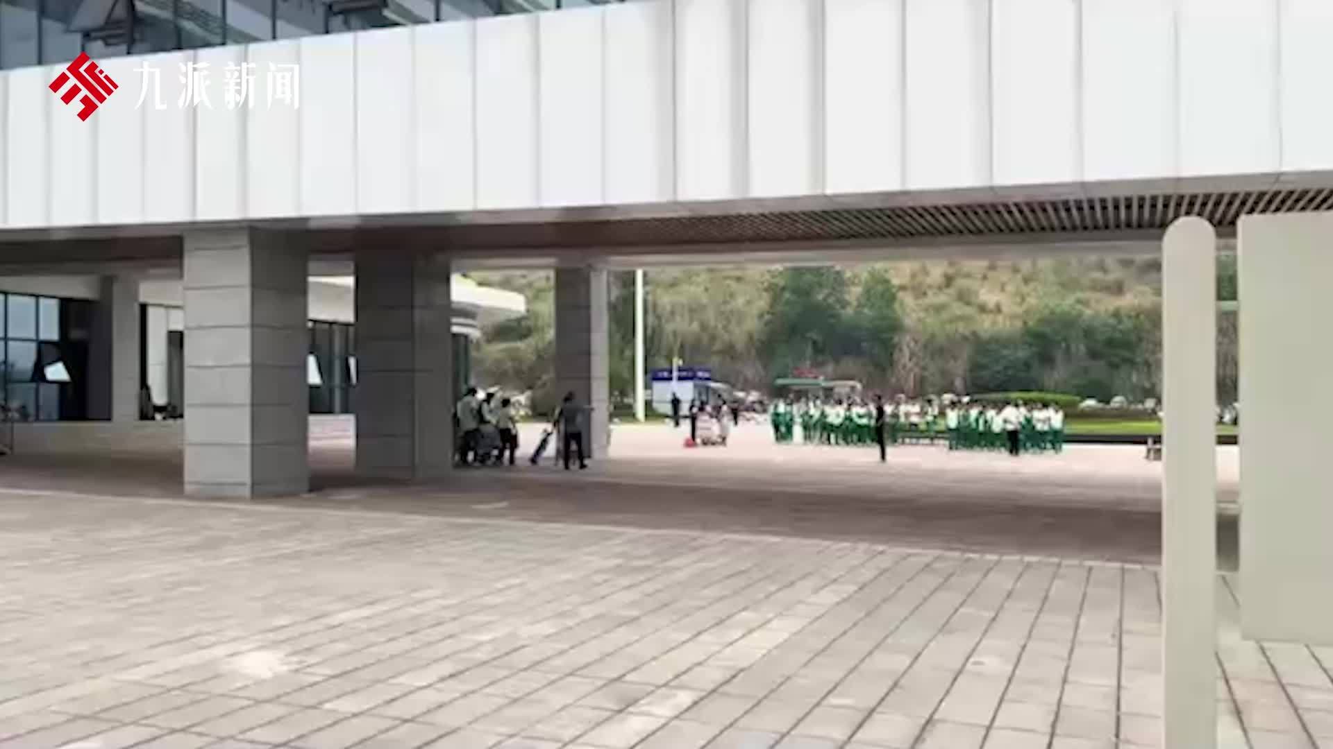 痛心！病重男孩与全班拍毕业照次日离世，家人：接受不了，一直在哭