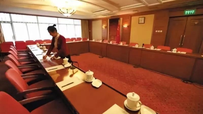 中共中央、国务院：会议能不开的坚决不开，工作会议一律不摆花草、不制作背景板