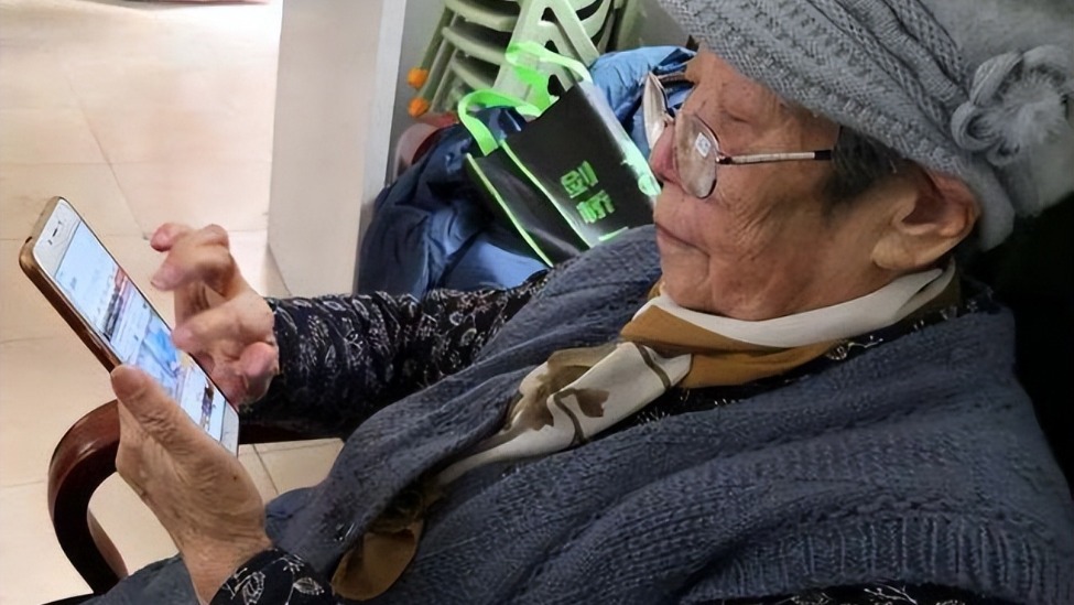 被私域直播围猎的老年人：陷入诈骗迷局与监管难题