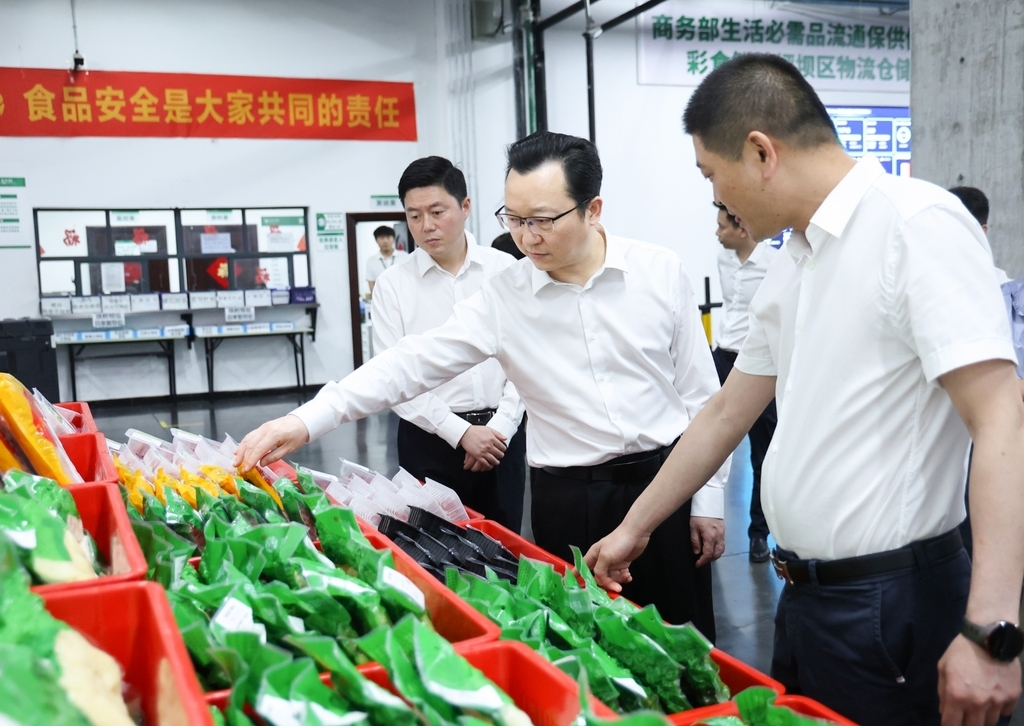 5月20日,区委书记祁美文考察重庆彩食鲜供应链发展有限公司。文胜/摄
