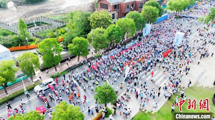 徒步大会现场。　活动组委会供图