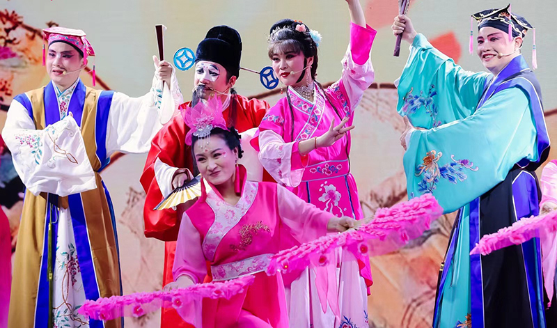 ▲采茶戲《婚姻考場》、歌曲《天下英雄城》等精彩節目輪番登場。圖為采茶戲《婚姻考場》表演。