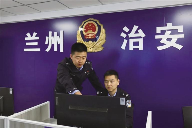 王鹏伟(左)和同事分析案情