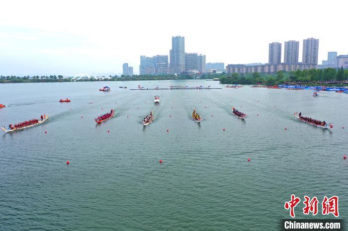 图为200米直道赛现场，参赛龙舟如离弦之箭一般冲出起点开始竞速。(无人机照片)中新社记者 刘占昆 摄