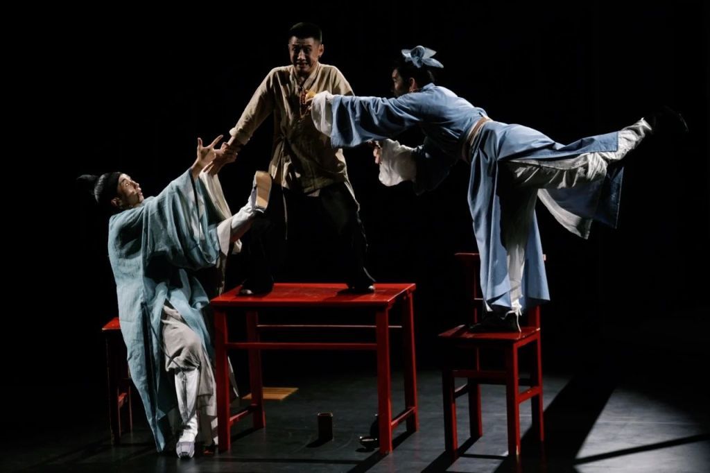 王沐导演的话剧《我见夫子，是山是水》2023年首演剧照。近年来，他转做电影导演，同时依旧没有放弃对戏剧舞台的追求。