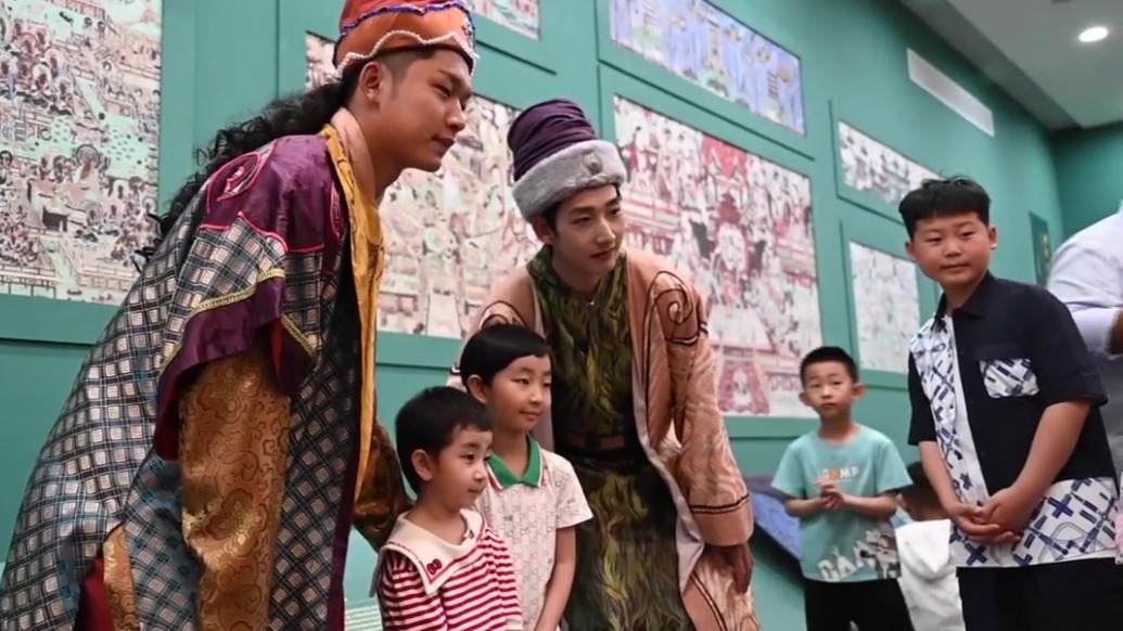 千年霓裳“走出”敦煌壁画　再现丝路服饰风华