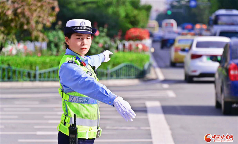 "手势舞者"炼成记：兰州"最美女交警"8年站出人生勋章