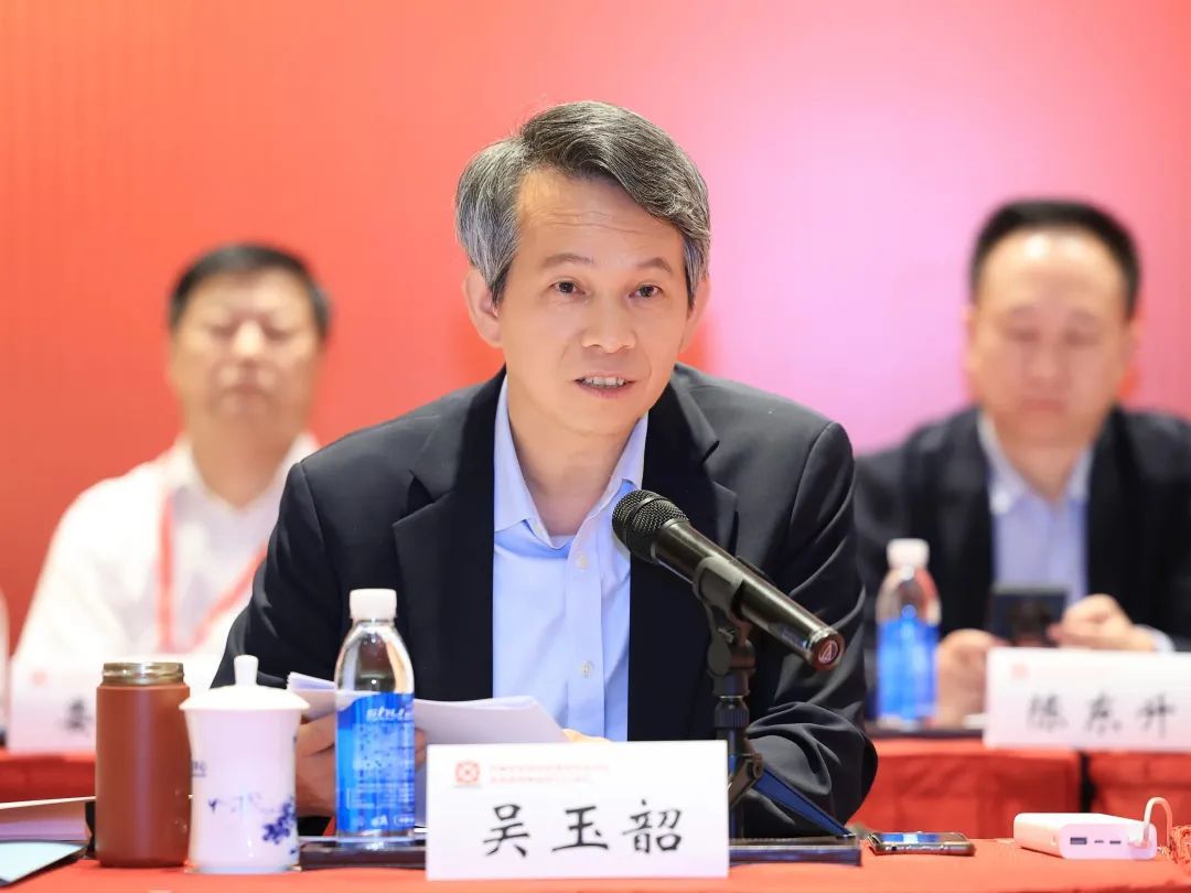 中福协会长吴玉韶作工作报告
