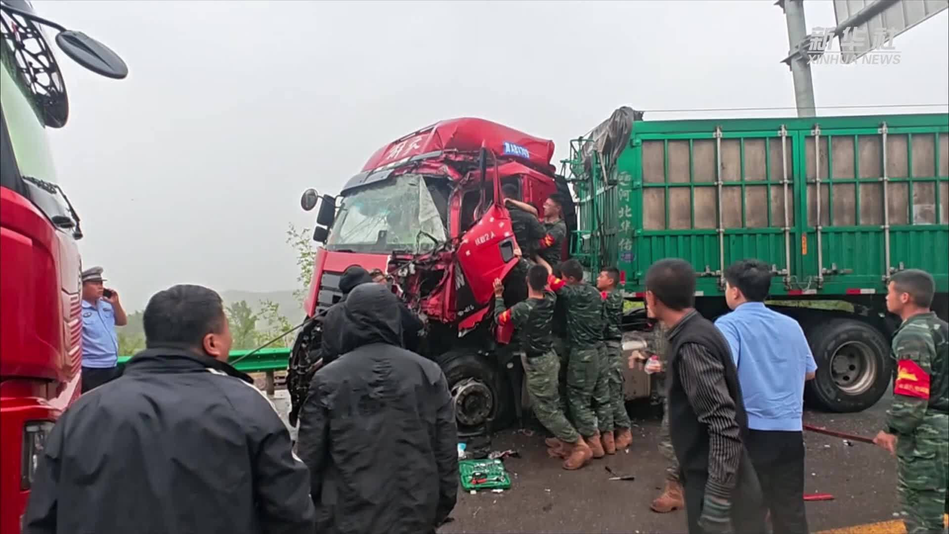 路遇车祸 武警官兵上演“火线救援”