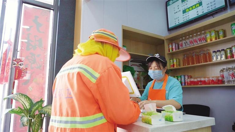 一名环卫工人来就餐
