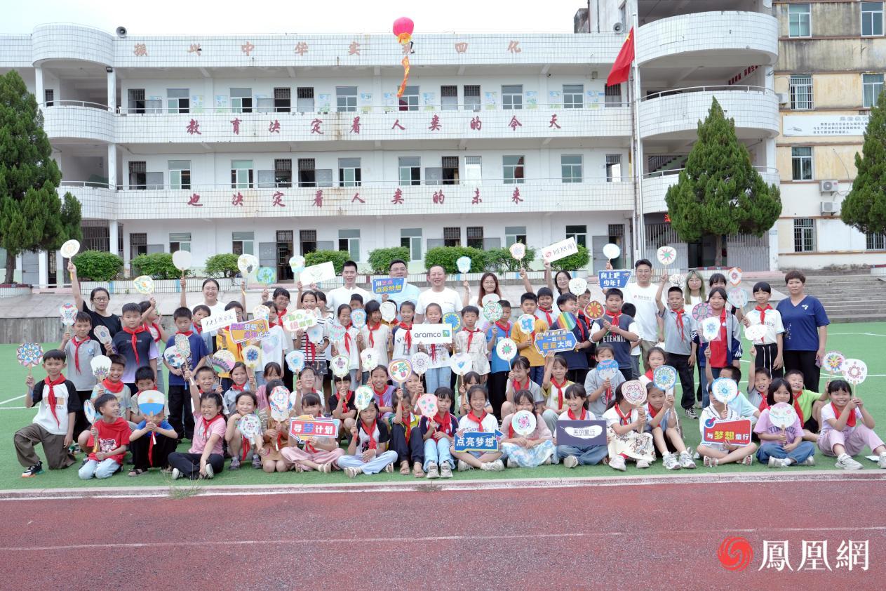 中央美术学院副研究员刘巍及其团队成员贾俊栋、王玉、厦门市仙岳医院心理治疗师陈淑燕、主治医师张增长与同学们在一起。