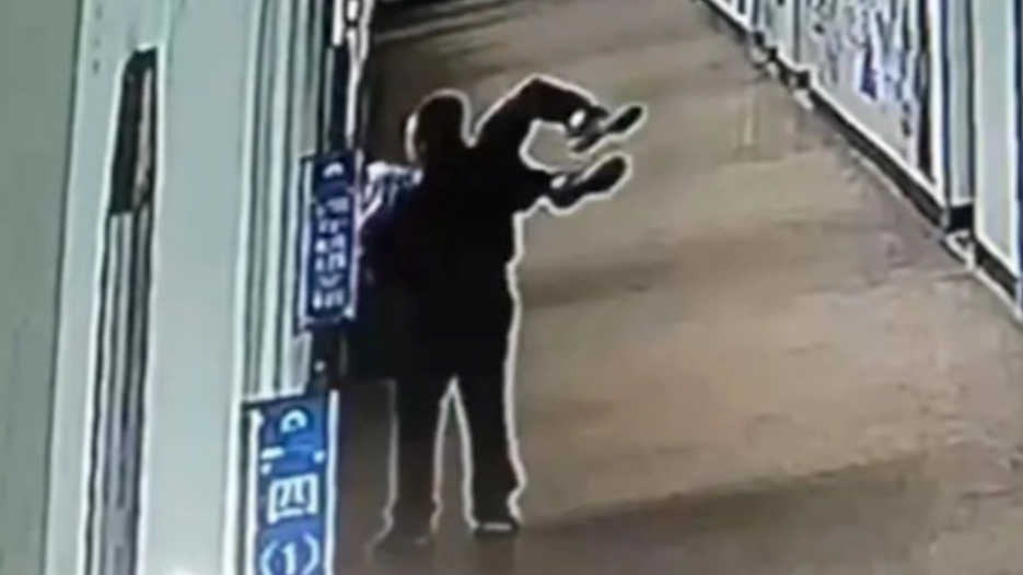 老师因“威胁”学生遭行拘，揭示了一个日益尖锐的教育困境