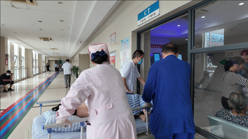 ▲落水女子在市人民医院接受治疗