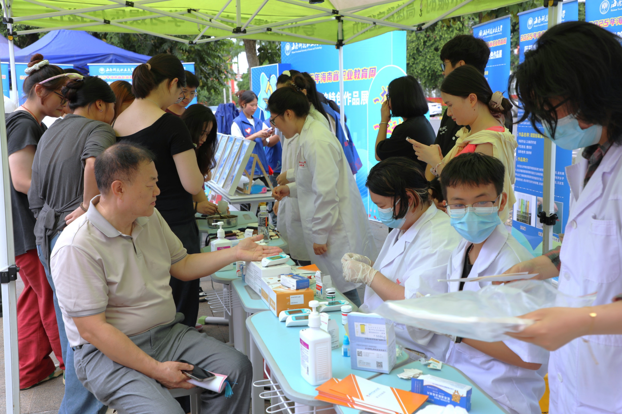医药学院学生现场为参观者进行健康检测