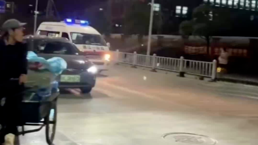 救护车司机醉驾去救人，途中撞车