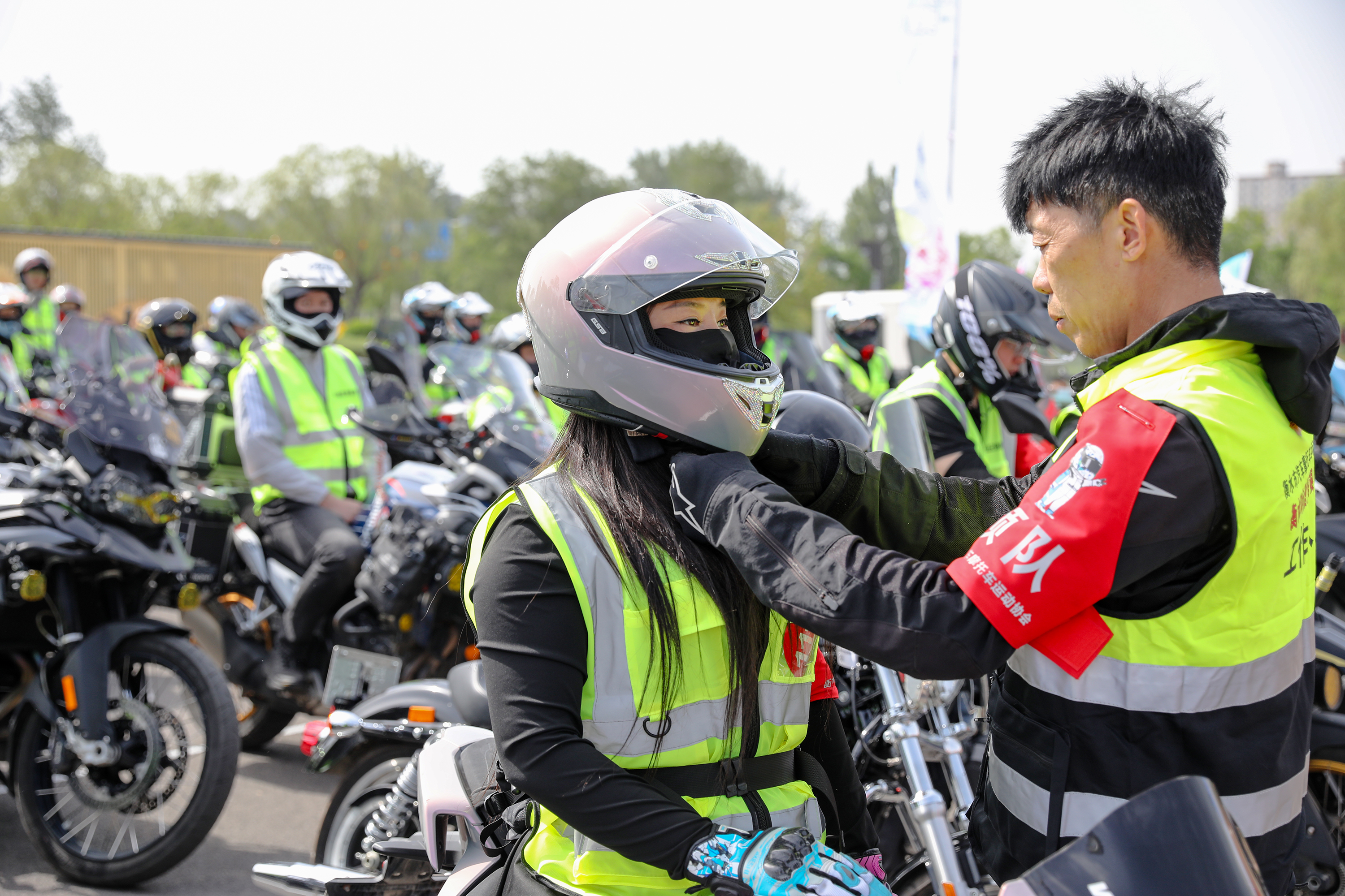 5月18日，骑手正在做骑行前护具检查。陈康 摄
